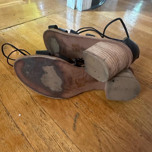 Madewell leather wraparound heeled sandal - Picture 3 of 3